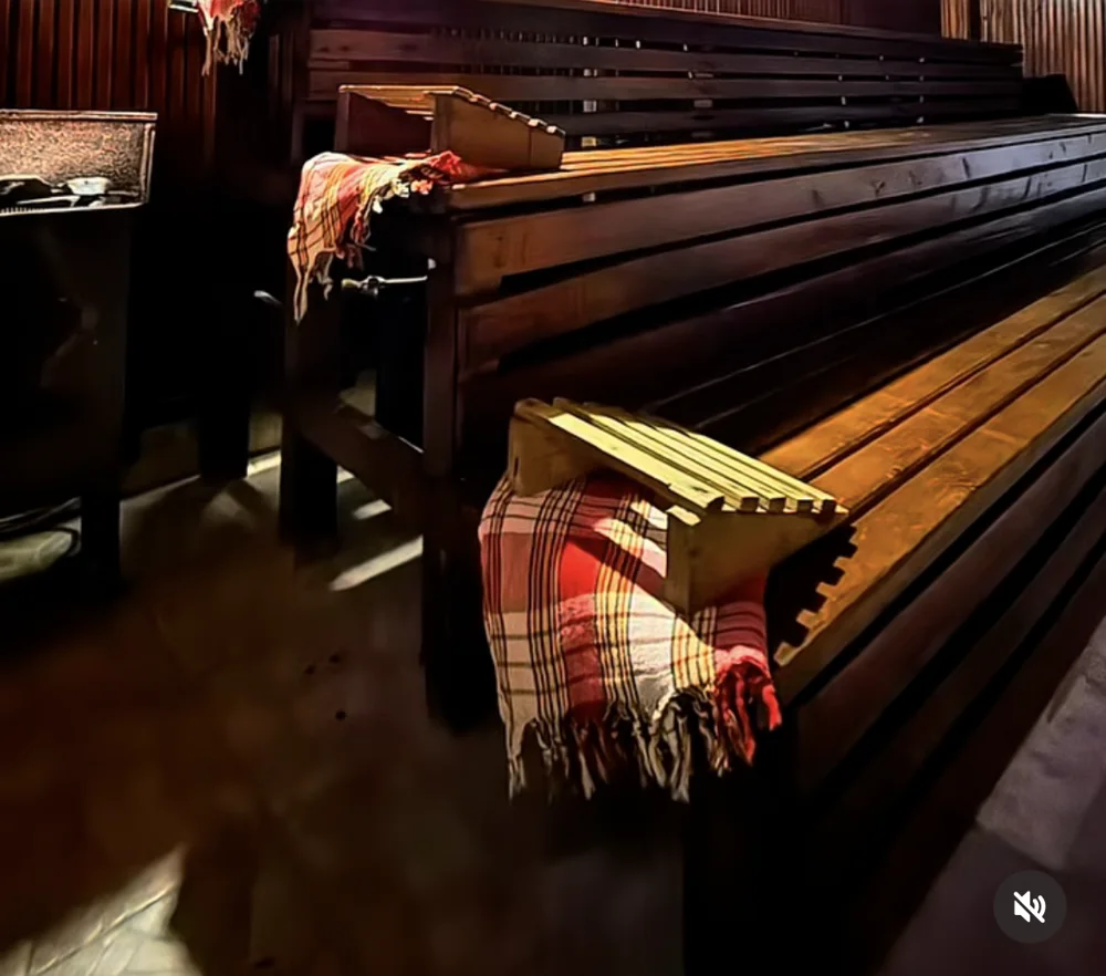 Ahşap oturaklı sauna